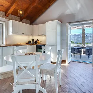 Stonehouse Milan Ražanac
